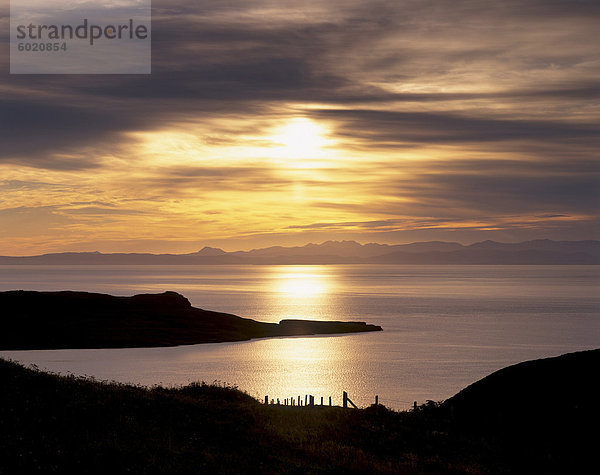 Sonnenuntergang über Sleat Halbinsel und Loch Eishort  in der Nähe von Ord  mit Cuillin Hills in Distanz  Isle Of Skye  Innere Hebriden  Schottland  Großbritannien  Europa