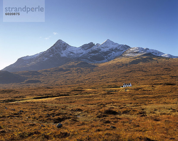 Hütte und Sgurr Nan Gillean  964 m  Black Cuillins Strecke nahe Sligachan  Isle Of Skye  Innere Hebriden  Schottland  Vereinigtes Königreich  Europa