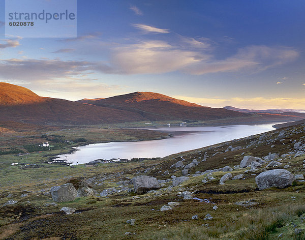 Blick über Ardvourlie (Aird ein Mhulhaid)  Borglass (Bogha Glass) und Loch Seaforth  bei Morgengrauen  North Harris  Äußere Hebriden  Schottland  Vereinigtes Königreich  Europa