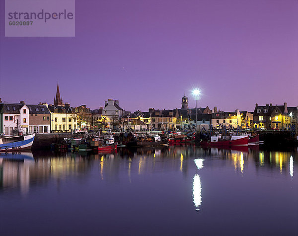 Stornoway (Stornoway) Hafen in der Abenddämmerung  Lewis  Äußere Hebriden  Schottland  Vereinigtes Königreich  Europa