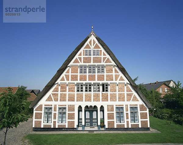 Alte strohgedeckte Bauernhaus in der Nähe von Stade in Niedersachsen  Deutschland  Europa