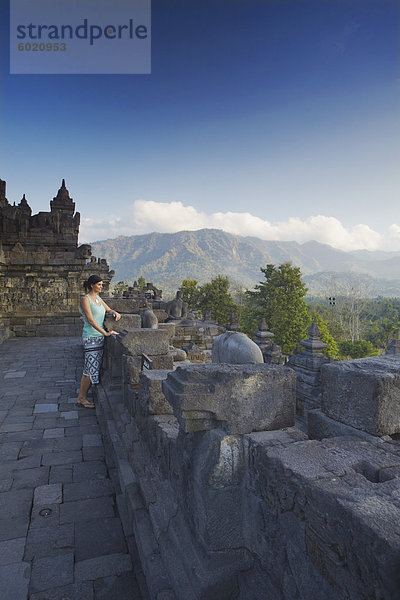 Frau am Borobudur  UNESCO Weltkulturerbe  Java  Indonesien  Südostasien  Asien