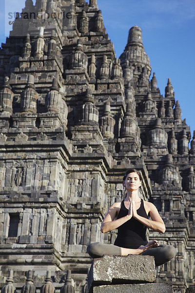 Frau durchführen Yoga  Prambanan komplexes  UNESCO Weltkulturerbe  Java  Indonesien  Südostasien  Asien