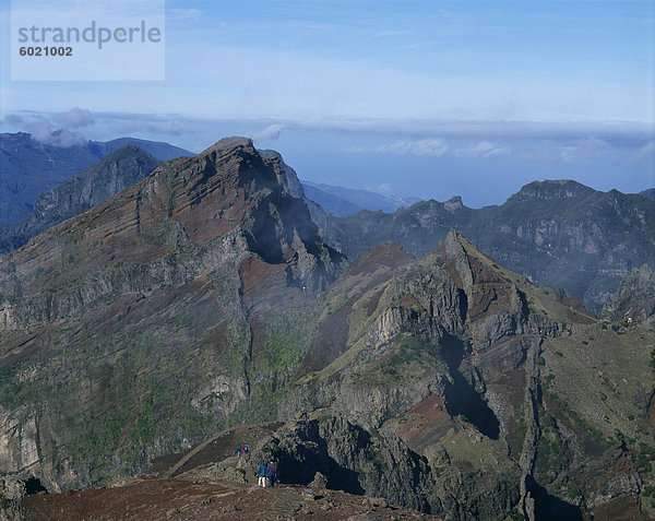 Wanderer unterhalb des Pico Ruivo  höchste Erhebung auf der Insel  dem Pico tun Arieiro Gegend der Berge auf Madeira  Portugal  Europa