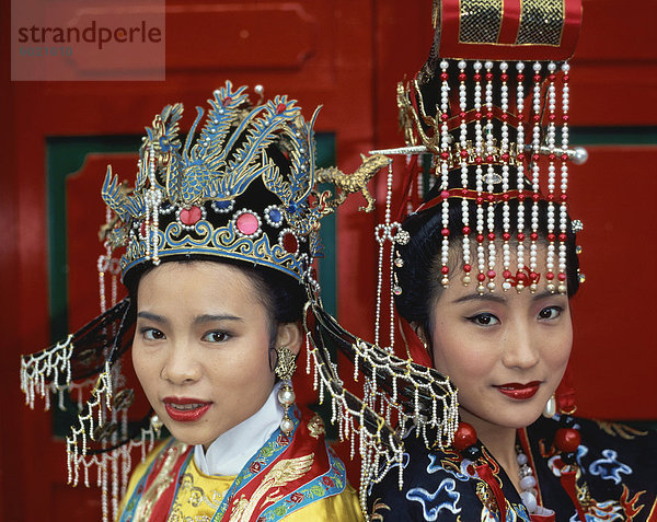 Porträt von zwei Frauen in der traditionellen Tracht des Reichs der Mitte in Hong Kong  China  Asien