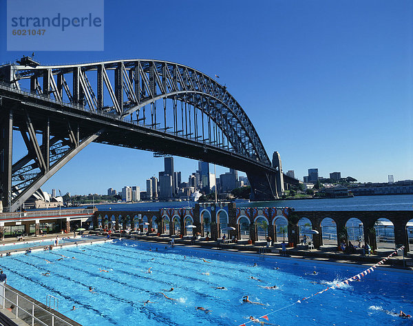 Hafen Brücke Pazifischer Ozean Pazifik Stiller Ozean Großer Ozean unterhalb Schwimmbad Australien New South Wales Sydney