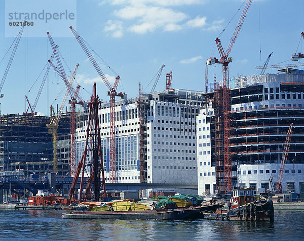 Krane vor Gebäuden im Bau in den Docklands  London  England  Großbritannien  Europa und springt auf Ponton