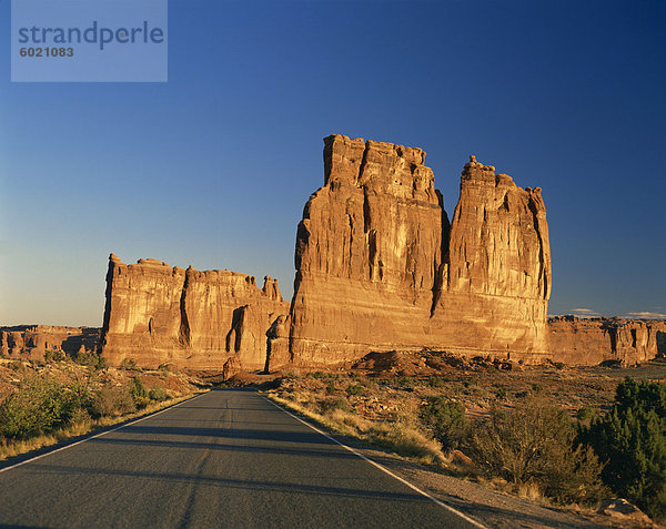 Weg zum hohen Felsformationen in der Wüste in Utah  Vereinigte Staaten von Amerika  Nordamerika