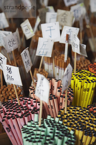 Souvenir-Stäbchen in Chinatown  Singapur  Südostasien  Asien