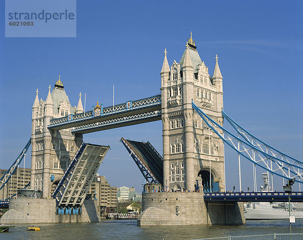 Tower Bridge öffnen  London  England  Vereinigtes Königreich  Europa