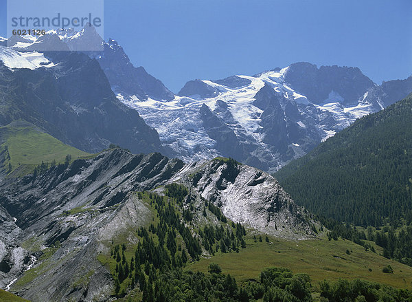 Berge der Haute-Alpes  gesehen vom Col de Galibier  2704m  in den Alpen  Provence  Frankreich  Europa
