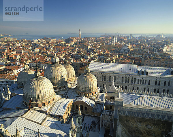 Die Basilika und die Skyline der Stadt von dem Campanile in Venedig  UNESCO World Heritage Site  Veneto  Italien  Europa