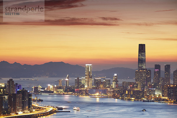 Tsim Sha Tsui Skyline bei Sonnenuntergang  Hong Kong  China  Asien