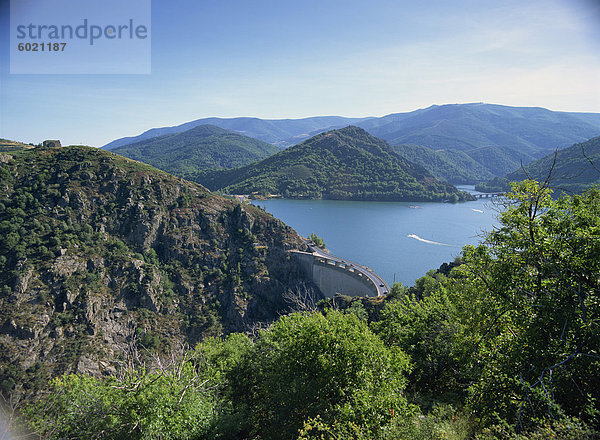Die Cevennen-Dam  mit dem Lac de Villefort und Hügel im Hintergrund in Lozere  Languedoc Roussillon  Frankreich  Europa