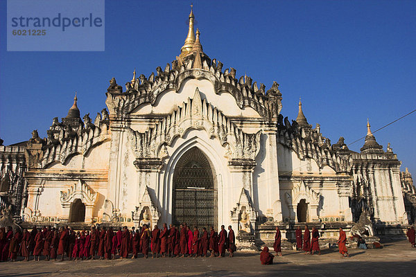 Mönche Waitng in einer langen Reihe Sammeln von Almosen  Ananda Festival  Ananda Pahto (Tempel)  alt-Bagan  Bagan (Pagan)  Myanmar (Birma)  Asien