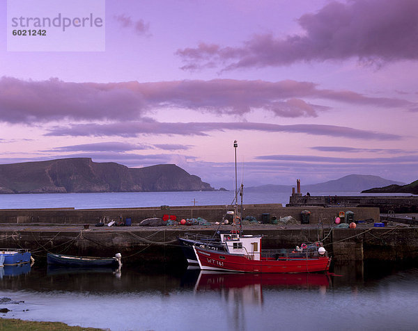 Kleinen Fischen Hafen bei Sonnenuntergang  Dooagh  Achill island  County Mayo  Connacht  Republik Irland  Europa