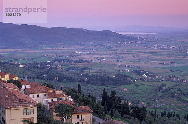 Blick von der mittelalterlichen Stadt Cortona in Richtung Lago Trasimeno  bei Sonnenuntergang  Cortona  Toskana  Italien  Europa