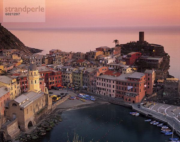 Vernazza Hafen in der Abenddämmerung  Vernazza  Cinque Terre  Weltkulturerbe  Ligurien  Italien  Europa
