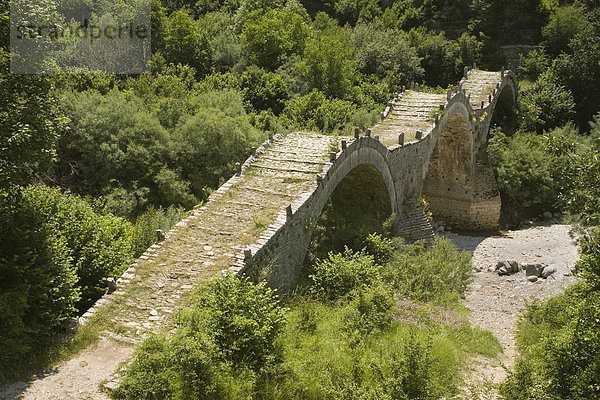 Lazaridis (Kontodimos)-Brücke aus dem Jahre 1753  Kipi  Zagoria Berge  Epirus  Griechenland  Europa