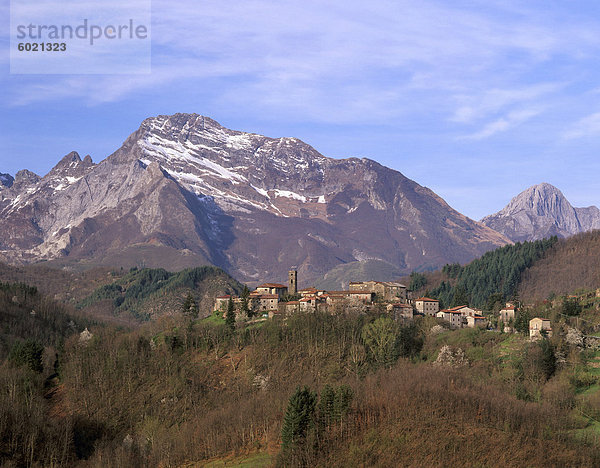 Dorf von Niciano  und Monte Pisanino  Apuanische Alpen  Tuscany  Italien  Europa