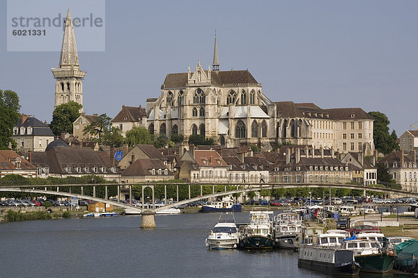 Kirche St. Germain und Fluss Yonne  Auxerre  Burgund  Frankreich  Europa
