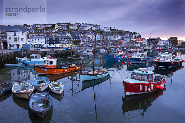 Sonnenaufgang über den malerischen Hafen von Mevagissey  Cornwall  England  Vereinigtes Königreich  Europa