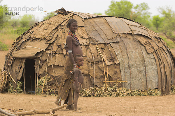 Außenaufnahme stehend Hütte Frau Afrika Äthiopien