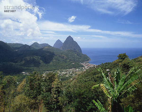 Soufriere und die Pitons  St. Lucia  Windward-Inseln  West Indies  Caribbean  Mittelamerika