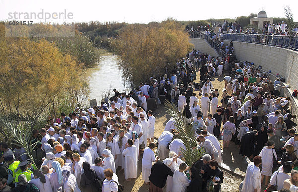 Scharen von Pilgern in weiß Kleid einreihen das Wasser des Jordans bei Christian orthodoxe Zeremonie am Dreikönigstag  Qasr el Yahud  Israel  Nahost eingeben