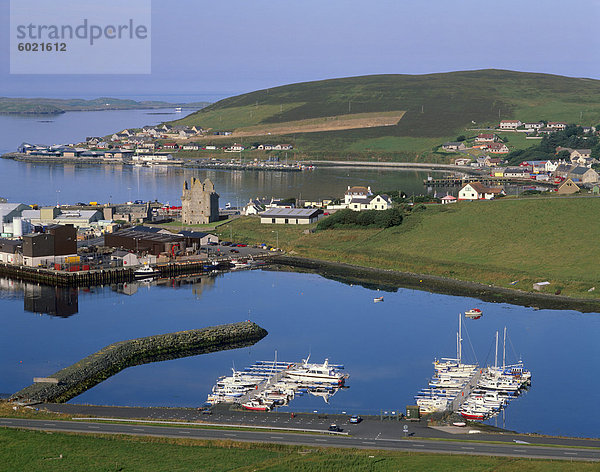 Ansicht von Scalloway  alte Hauptstadt von Shetland und Scalloway Castle gebaut von Zwangsarbeit von Earl Patrick 1600  Scalloway  Shetland Islands  Schottland  Vereinigtes Königreich  Europa