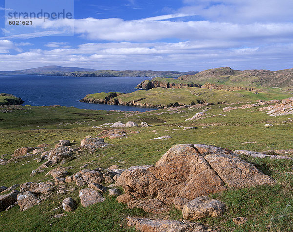West Küste von Muckle Roe  spektakuläre Küstenlandschaft aus rotem Granit  auf Muckle Roe  Shetland Islands  Schottland  Vereinigtes Königreich  Europa