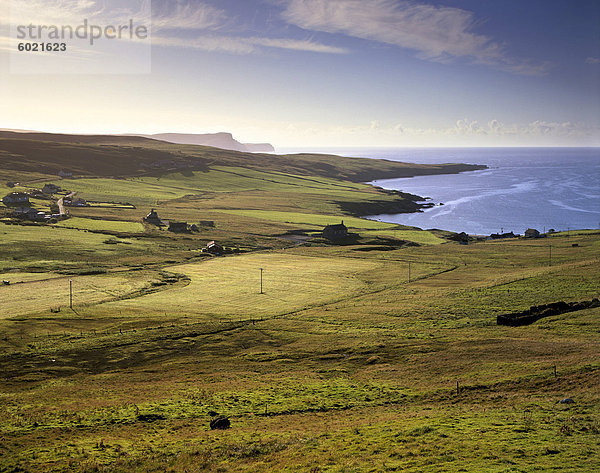 Blick auf Trebister (Gulberwick) und Trebister Ness  südlich von Lerwick in ein Morgenlicht  Bressay sichtbar in die Distanz und die Ord-Klippen und Bard Kopf  Mainland  Shetland Islands  Schottland  Großbritannien  Europa