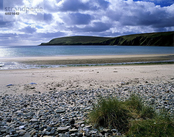 Tresta Wick und Strand  Lamm Hoga Landspitze in der Ferne  Fetlar  Shetland Islands  Schottland  Vereinigtes Königreich  Europa