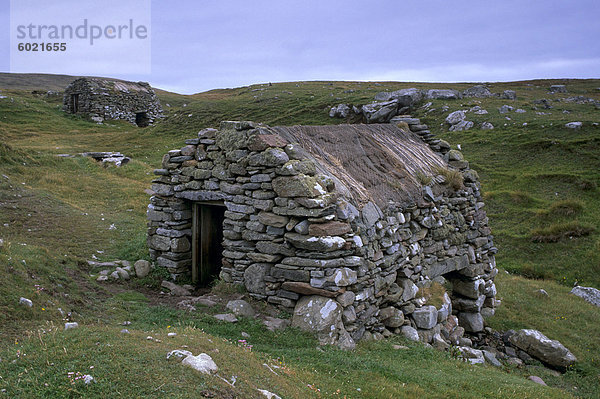 Einer restaurierten alten Mühle neben einem kleinen brennen  zum Mahlen von Getreide in früheren Zeiten Huxter  West Mainland  Shetland Islands  Schottland  Vereinigtes Königreich  Europa klicken Sie auf