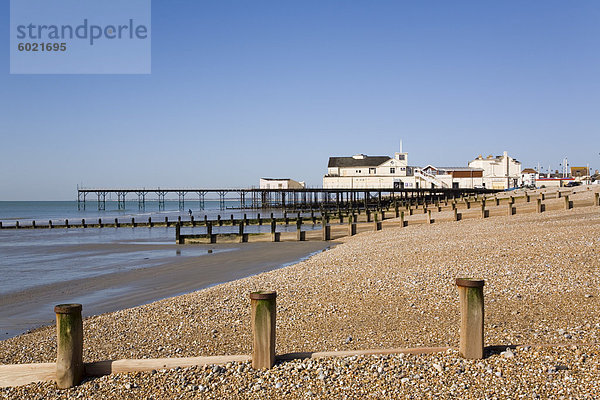 Einsame Kiesstrand bei Ebbe und Pier von Ostseite  Bognor Regis  West Sussex  England  Vereinigtes Königreich  Europa