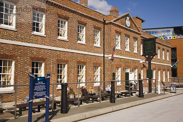 Altes Zollhaus (Vernon Gebäude) erbaut 1790 jetzt ein Pub  Gunwharf Quays  Portsmouth  Hampshire  England  Vereinigtes Königreich  Europa