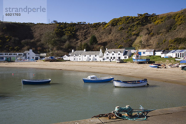 Weiße Häuschen  Strand und Boote von der Anlegestelle in Penrhyn Nefyn  kleinen Fischerhafen in Porth Nefyn Bay auf Lleyn-Halbinsel  Morfa Nefyn  Gwynedd  Nordwales  Vereinigtes Königreich  Europa