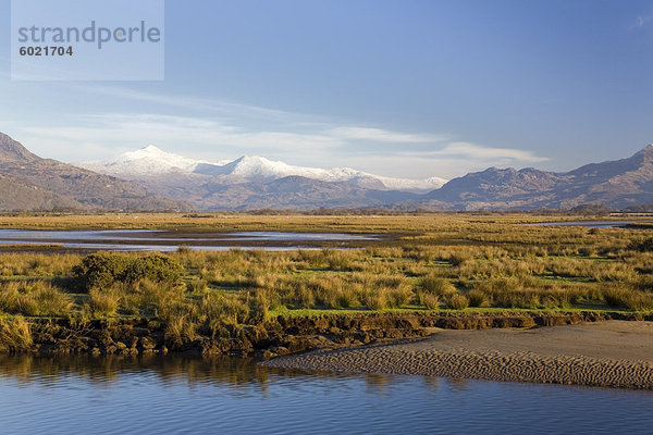 Afon Glaslyn River und Glaslyn Sümpfen  Site of Special Scientific Interest  mit Schnee auf den Bergen von Snowdon Horseshoe im Winter  Porthmadog  Gwynedd  Nordwales  Vereinigtes Königreich  Europa