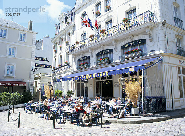 Hotel und Café im Ort Chateaubriand  Altstadt von St. Malo  Bretagne  Frankreich  Europa