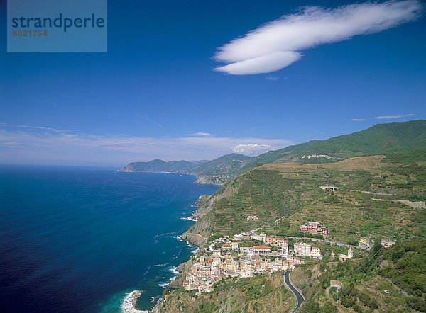 Luftaufnahme der Stadt Riomaggiore  Cinque Terre  UNESCO World Heritage Site  Ligurien  Italien  Europa