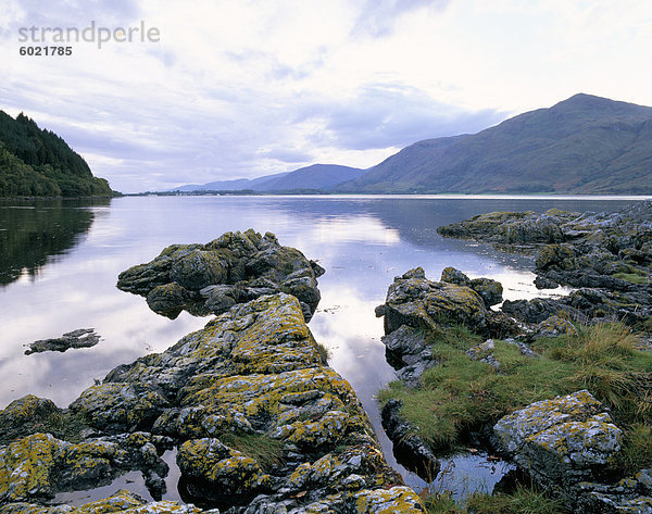 Blick entlang Loch Linnhe in Richtung Corran  in der Nähe von Fort William  Hochlandregion  Schottland  Vereinigtes Königreich  Europa