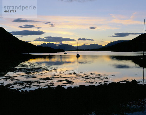 Loch Leven bei Sonnenuntergang  Glencoe Village  Hochlandregion  Schottland  Vereinigtes Königreich  Europa