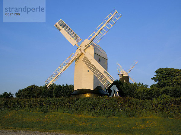 Paar Windmühlen bekannt als Jack und Jill am Abend  Clayton  in der Nähe von Burgess Hill  West Sussex  England  Vereinigtes Königreich  Europa