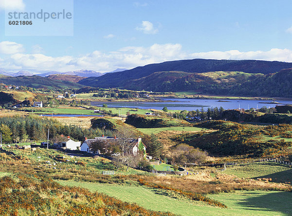 Ländliche Hügellandschaft von Barr Mor mit Einödbauern von Mähwiesen nach Ernte  und die Balvicar-Bucht und die Berge jenseits  Seil-Insel  Argyll and Bute  Schottland  Vereinigtes Königreich  Europa
