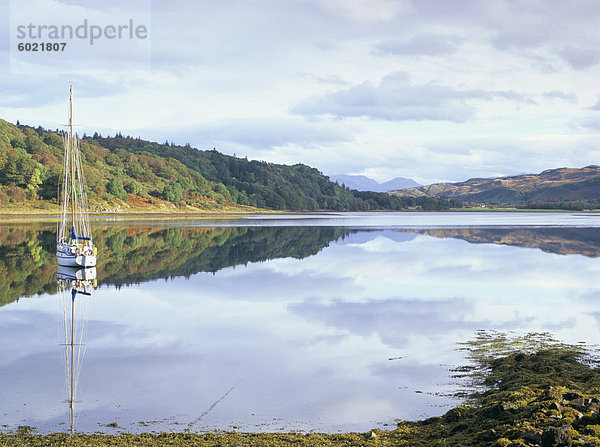 Yacht am Loch Feochan im Herbst  Argyll and Bute  Schottland  Vereinigtes Königreich  Europa