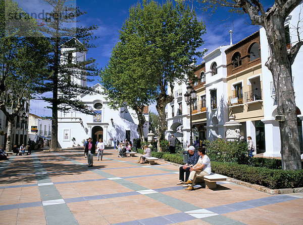 Promenade Menschen Entspannung in Church Square vor der Kirche El Salvador in der Nähe der Balcon de Europa  Nerja  Malaga  Andalusien (Andalusien)  Spanien  Europa