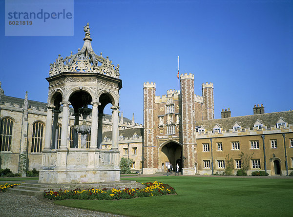 Großer Hof  Brunnen und große Tor  Trinity College  Cambridge  Cambridgeshire  England  Vereinigtes Königreich  Europa