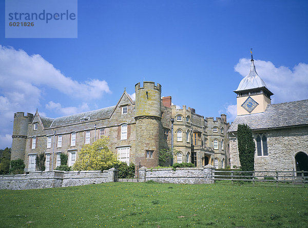 Schloss und Kirche aus dem Süden  Croft Castle  verwaltet von National Trust  Herefordshire  England  Vereinigtes Königreich  Europa