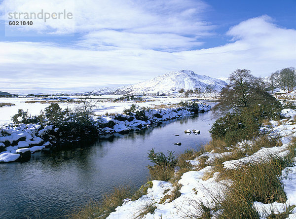 Das Glenmore Fluß in Galltair  mit Schnee auf den Boden und die Berge von Skye Region später Winter  Glenelg  Highland  Schottland  Vereinigtes Königreich  Europa