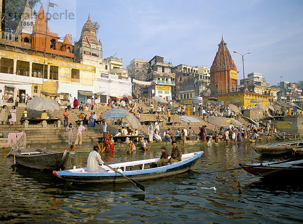 Hinduistischen heiligen Fluss Ganges (Ganga) am Dasasvamedha Ghat  Varanasi (Benares)  Bundesstaat Uttar Pradesh  Indien  Asien